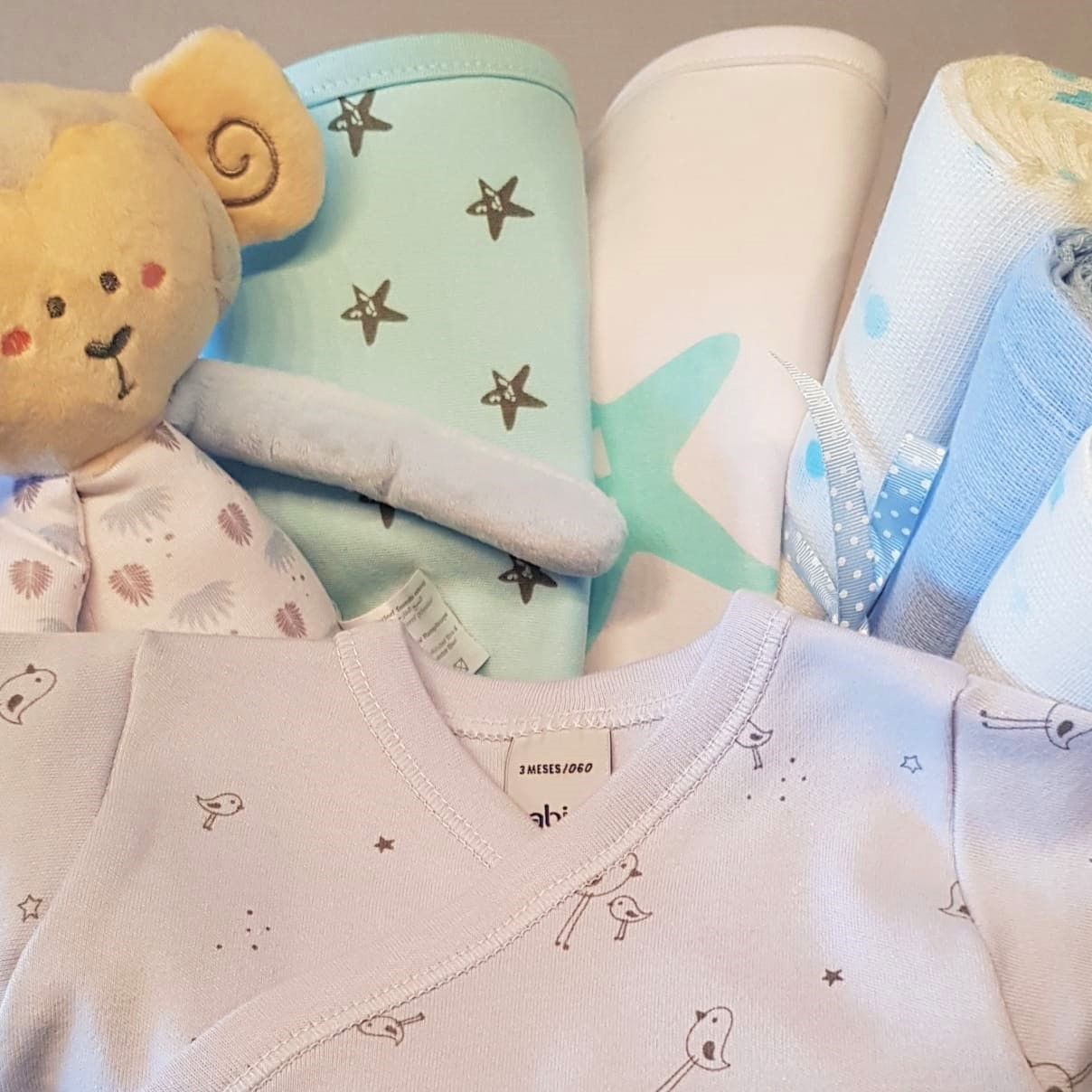 Variado productos cesta bebe